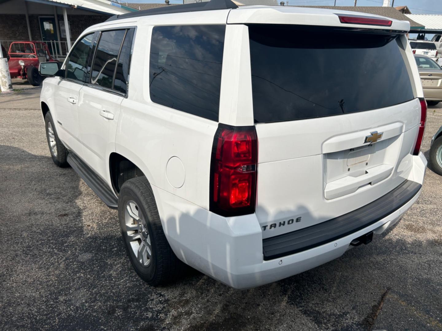 2018 White Chevrolet Tahoe LS 2WD (1GNSCAKC7JR) with an 5.3L V8 OHV 16V engine, 6A transmission, located at 1687 Business 35 S, New Braunfels, TX, 78130, (830) 625-7159, 29.655487, -98.051491 - Photo#1